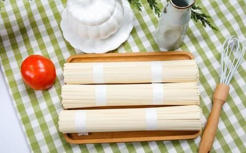 买面条时如何挑选？这4种面条不建议买，为了家人健康，别买错了