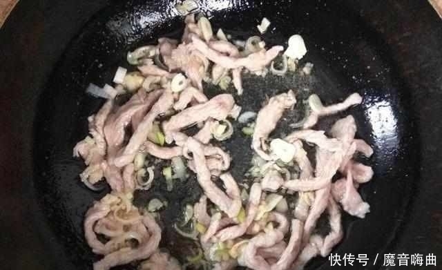 芹菜里加上这两样东西，无比下饭的家常菜，好吃到爆
