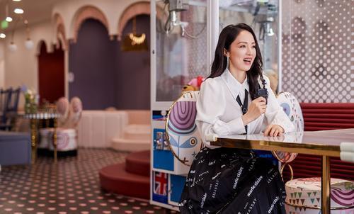 董璇亮相亲子餐厅陪女儿享受亲子时光脸上洋溢着灿烂笑容