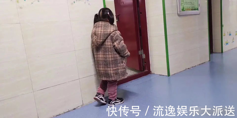 家长们|看得令人心酸,门外是自己家的孩子,而门里却是别人家的孩子们!