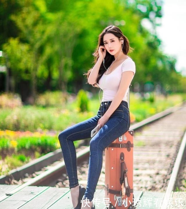 身材|牛仔裤穿搭展现出不俗品位,动人又减龄,散发高贵女人味!