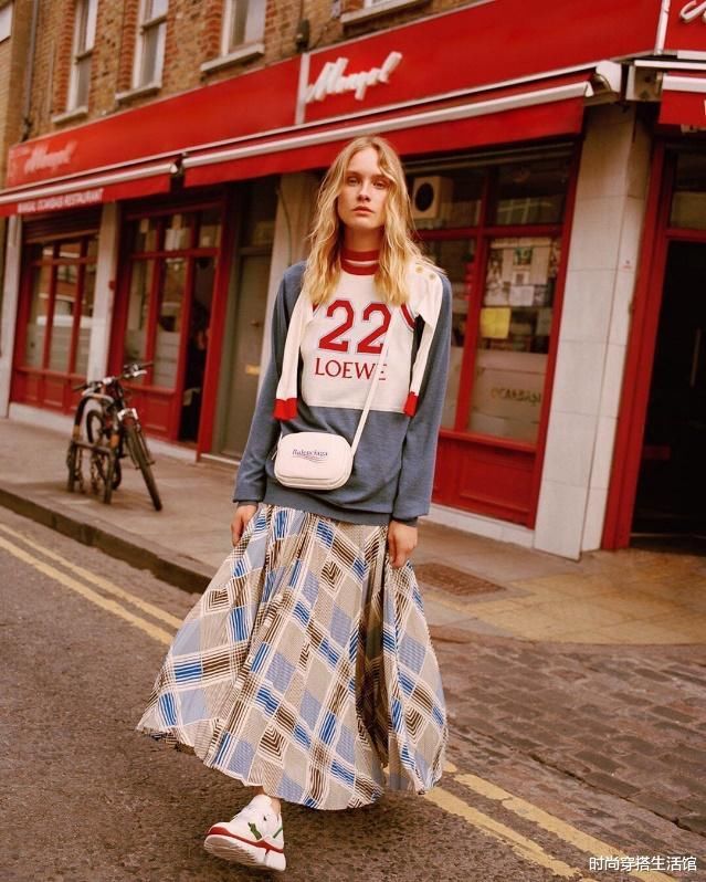 今日春分，穿卫衣不要配裤子！瞧00后这样穿，时髦又减龄