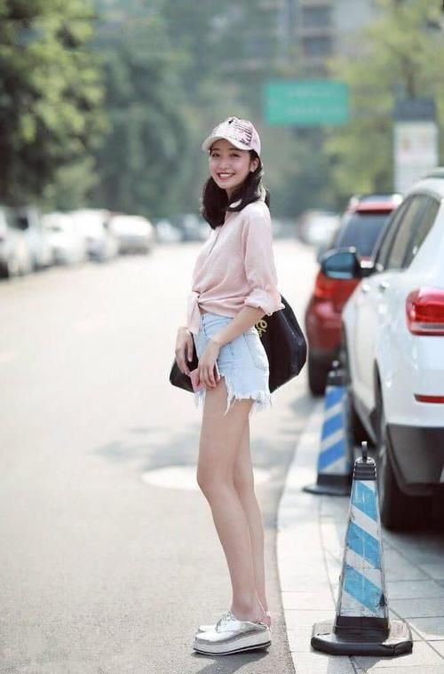 紧身牛仔裤，会更好地展示身材，搭配出自己的时尚感觉