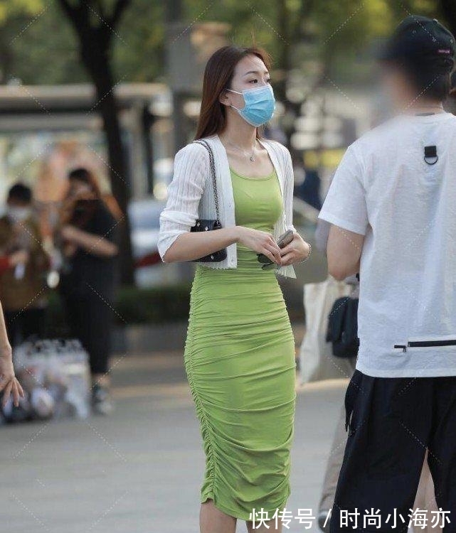 夹克裙|绿色裹身裙外加白色外套,清爽时尚,活力满满