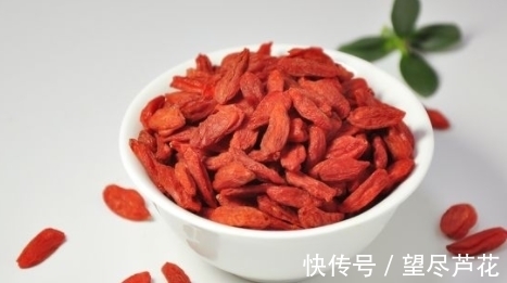 滋补肝肾|枸杞加一宝,每天泡水喝,滋补肝肾、益精明目,早知早受益