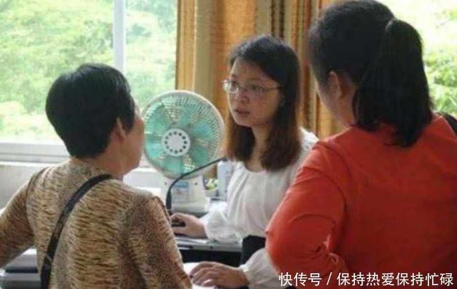 检查|幼儿园老师发现孩子口袋鼓鼓的,检查后她偷偷抹泪,园长:退园吧