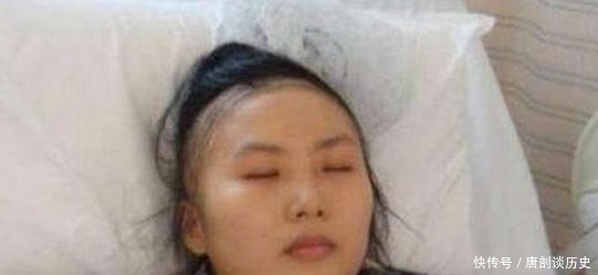 女生来大姨妈,经常排出“红肉团”?多半是“这3原因”,别不当回事!