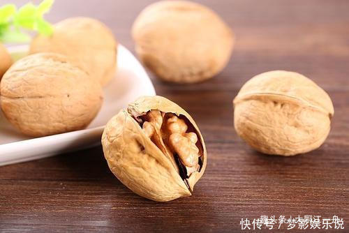 果肉|买核桃就要挑“母”的,果肉厚不发苦,学会这3个招,一挑一个准