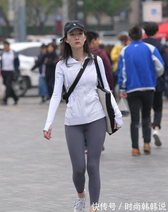 春天 白色卫衣配健美裤,春天也能穿出俊秀的美,时尚修身又显青春靓丽!