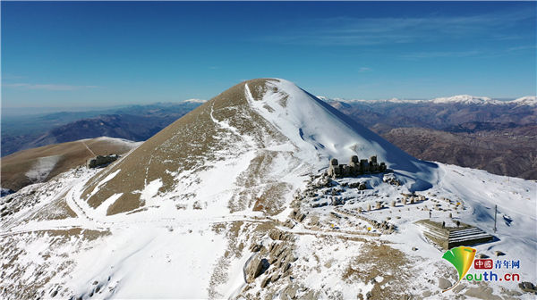 土耳其内姆鲁特山雪后美景 标志性雕像吸睛