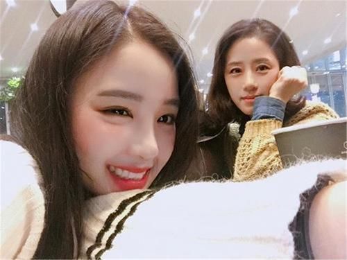 外婆|“最嫩外婆”产房门口抱外孙,路人疑惑:才生完孩子就能溜达了?