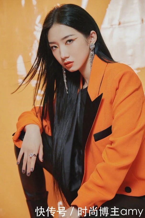 毒汁|孟美岐的腿是什么水平?把毒汁裤穿出褶皱感,这身材谁不羡慕