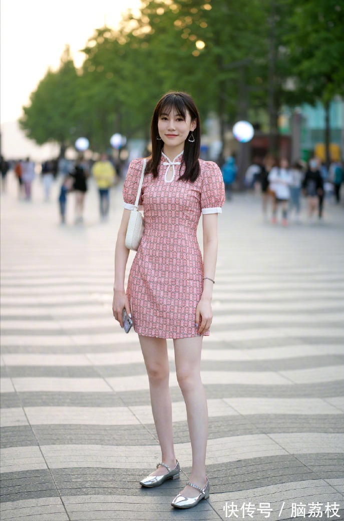 夏天|皮肤黑黄的女人,建议穿这4种“显白色”服饰,减龄又显气色