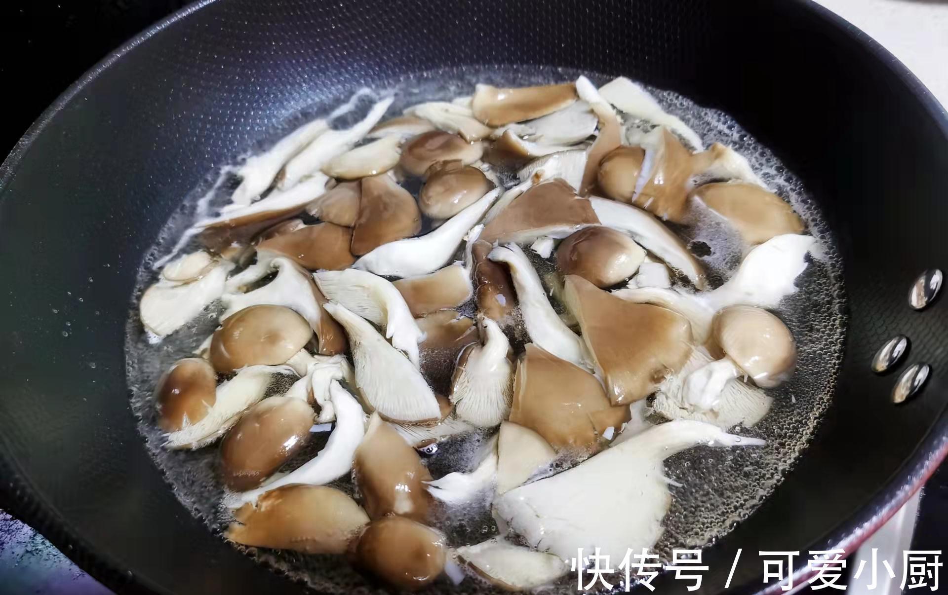 炸平菇时,裹淀粉或面粉都不对!教你正确的做法,焦香酥脆不回软