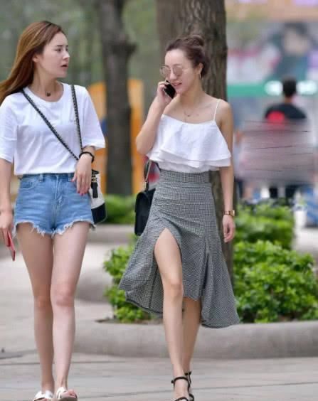 穿搭|街拍美女:右边和左边,你选哪一个小姐姐?
