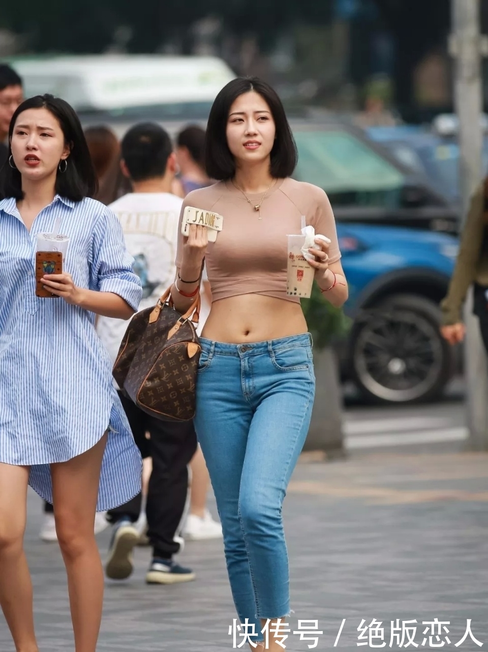 街拍:小脚牛仔裤搭配白色休闲装,很好的衬托出典雅气质