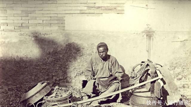 清朝|直击清朝末年百姓的生活状况,女子躺在床上抽大烟慵懒妩媚!