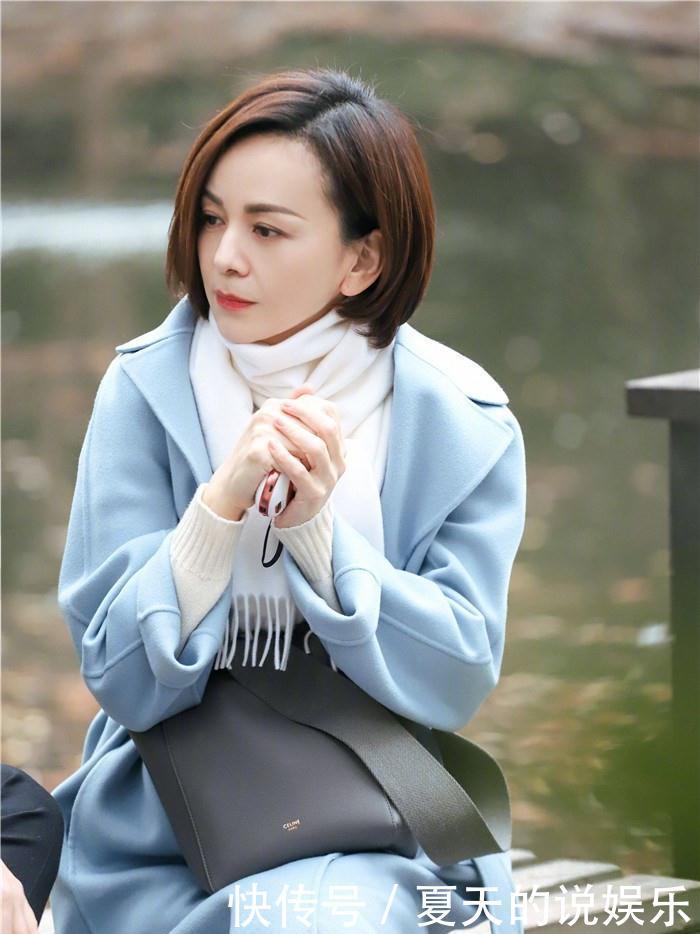 减龄|50岁左右的女人,发型不要留羊毛卷和碎发头,这些更洋气