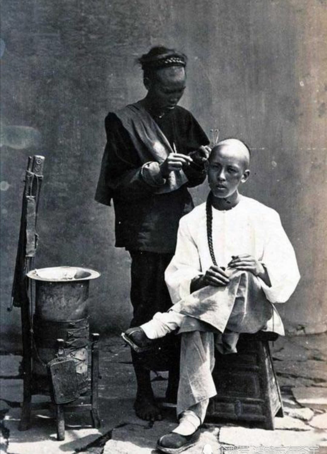 照片|清末罕见照片，小妾在正妻面前噤若寒蝉，图九男子挂两张虎皮练摊