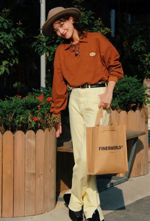 紧身衣|今年流行穿“大一号”，遮肉显瘦又显气质，微胖女生也能轻松驾驭