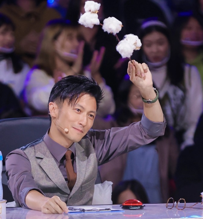 既是歌王也是影帝的谢霆锋，在达人秀中也成了“没见过世面”的人