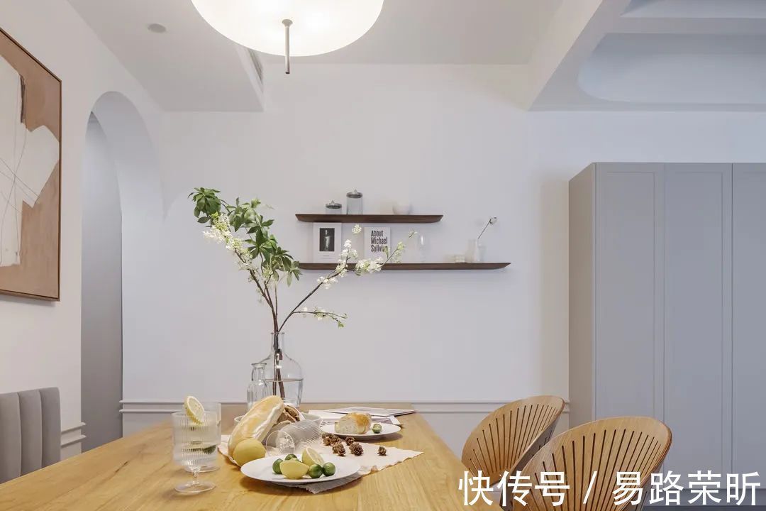 收纳|　整屋以燕麦色、暖灰色和原木色为主，整体空间呈现出休闲舒适、温暖自愈的视觉效果