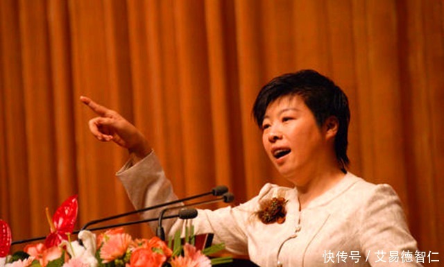 聚焦于丹的家庭背景,于丹在跌落神坛后,生活究竟怎样?