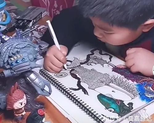 天赋|妈妈无意翻开儿子日记,里面手绘了一个怪兽宇宙,网友们折服了