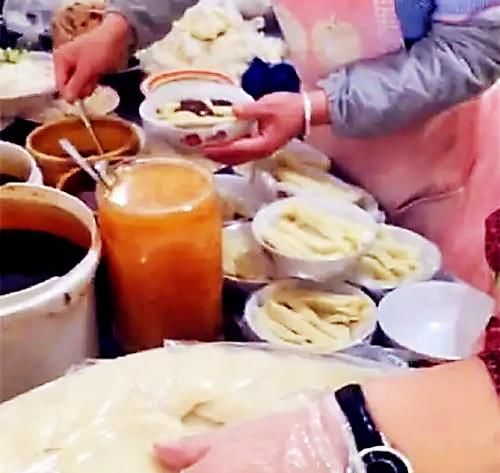  40岁大姐摆摊卖“特色小吃”，5元一碗，一天卖出300多碗！