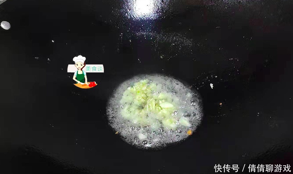 此两样素菜一起炒,不放肉也很鲜甜,营养高热量低,春天吃特营养