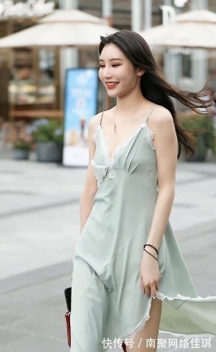夏天 今夏开始流行薄荷绿，吊带蕾丝长裙尽显优雅，好气质这样穿就够了