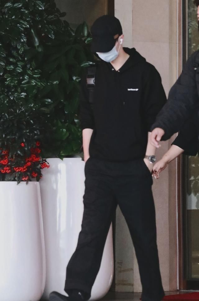 肖戰(zhàn)登|王一博的“引力定律”,亮相造型成亮點(diǎn),粉絲看到鞋子:好眼熟!