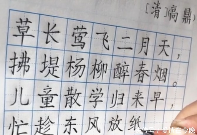 男孩写字如“印刷体”,字迹工整人见人夸,妈妈却为此愁眉不展