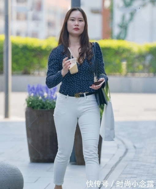 上衣 蓝色波点上衣搭配白色休闲裤,活力满满,美丽又动人