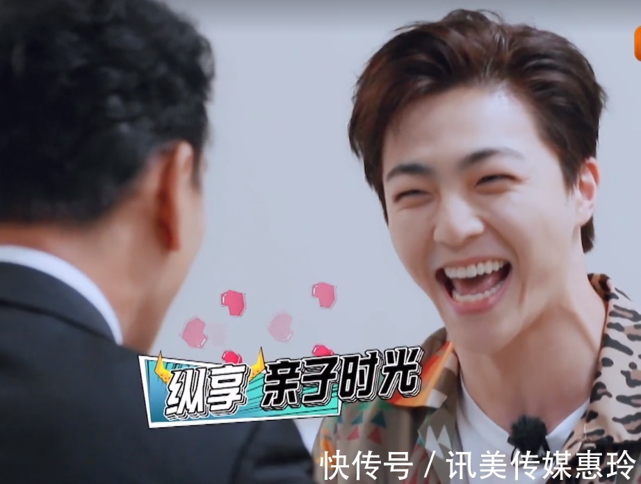 陈立农王耀庆玩打手板，嗨到极点，农哥笑成地主家的“傻儿子”