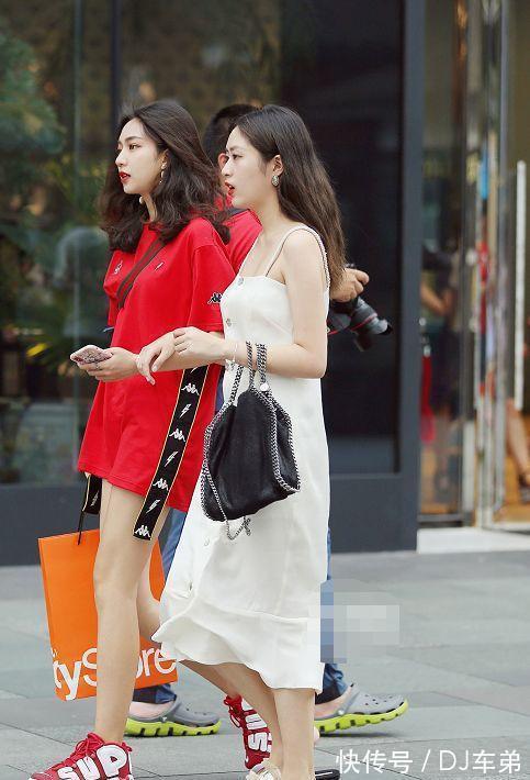 小姐姐 小姐姐搭配牛仔热裤,活力十足又很有少女感