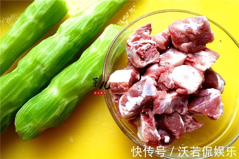 青笋烧排骨，做法简单，上桌被疯抢，连汤也不剩，美味又下饭