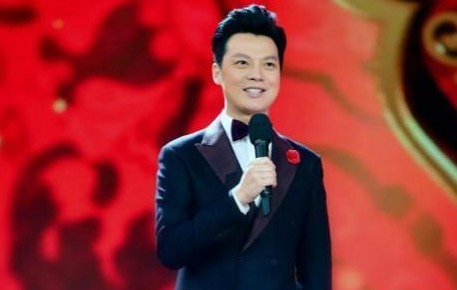 零点报时出误差,任鲁豫5次拿起话筒拯救大局,从配角到C位,他值得!