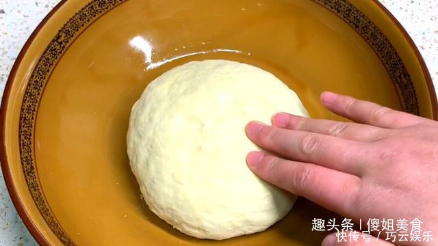 1碗面粉,1个鸡蛋,就能在家做油条,不用泡打粉,比买的好吃百倍