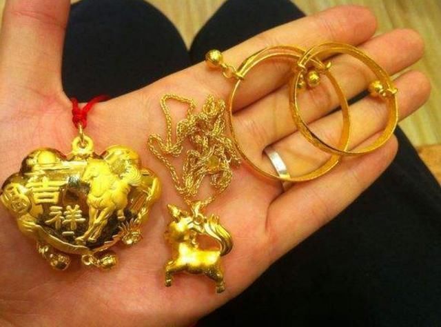 金脚链|女儿第一天上幼儿园,“金脚链”就不翼而飞,宝妈怒找老师反被打脸