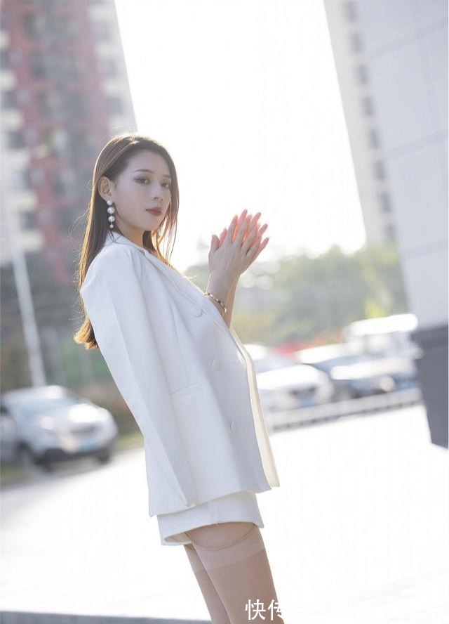 白色西装|美女白色西装搭配深色小吊带，清爽干练，丝袜凸显腿长