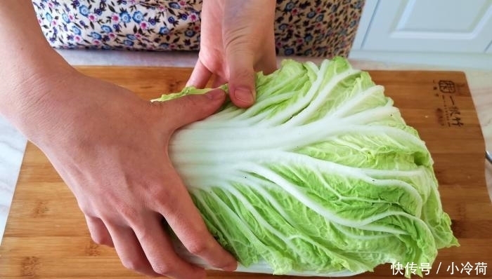 白菜炖豆腐,先炒白菜还是先炒豆腐?大厨:都不对,教你正确做法