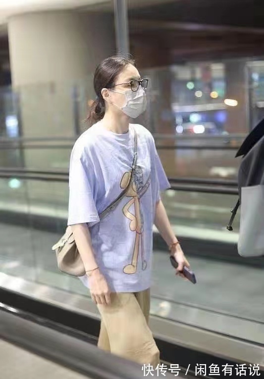 单调|吴敏霞孕后首露面,和老公同穿基础款走机场,打扮低调像邻家姐姐