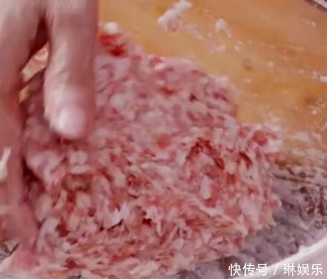 油面筋酿肉,源自本帮菜,浓油赤酱、咸鲜适中