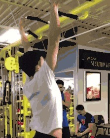 |搞笑GIF:姜还是老的辣啊,看看人家这下手真是稳准狠