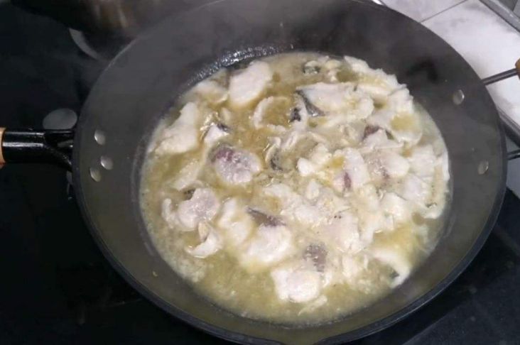 做酸菜鱼时，鱼片和酸菜怎么处理？教你正确做法，鱼片嫩滑味正宗