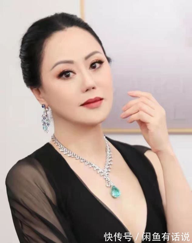 单品|章小蕙真壕,戴的项链钻石一颗比一颗大,配黑色礼服贵妇范十足