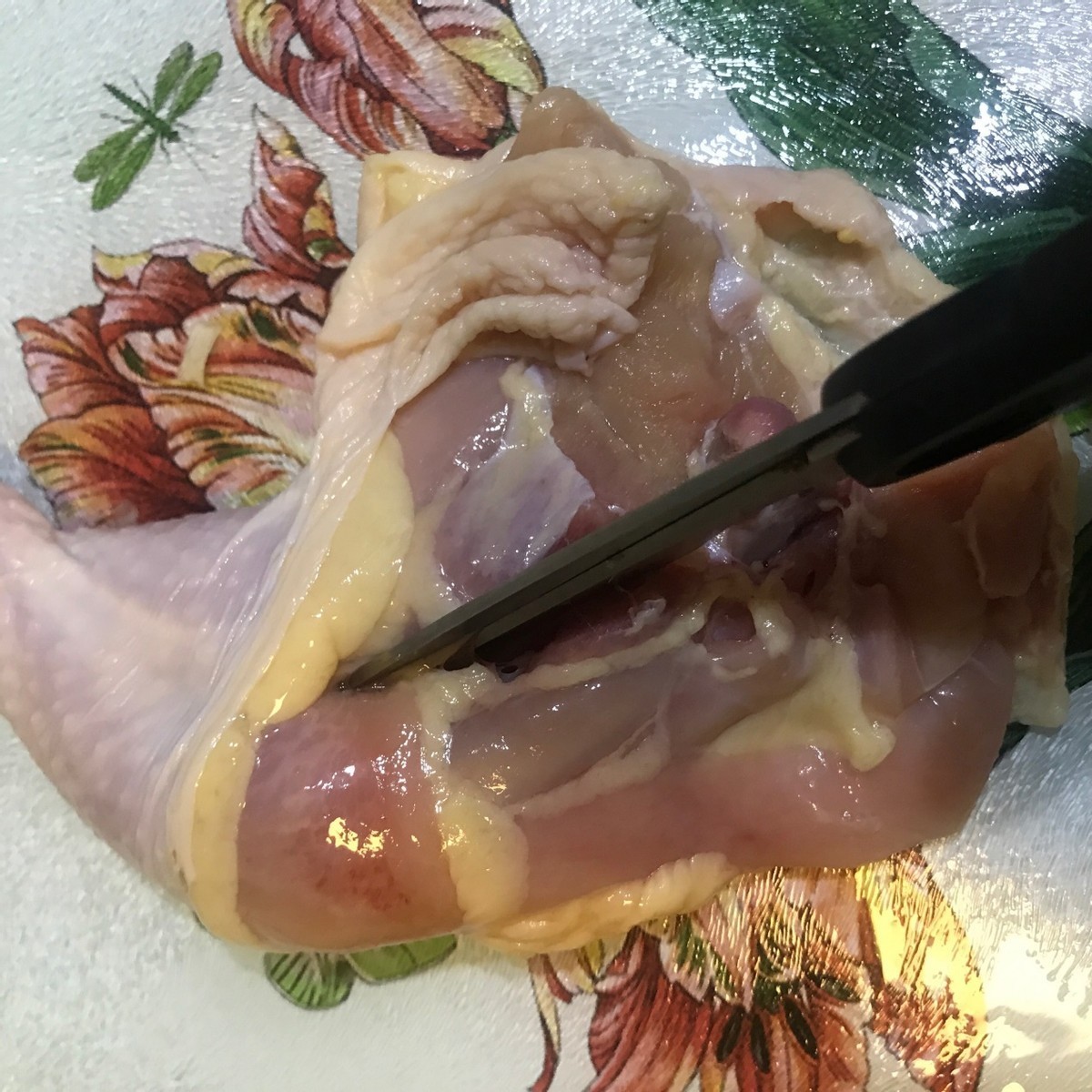 这是一道泰式菜，鸡肉搭配蔬菜，风味独特