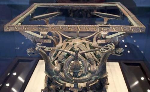 出土|农民取土踩出一个大窟窿,出土一件罕见“桌子”,修复后震撼世界