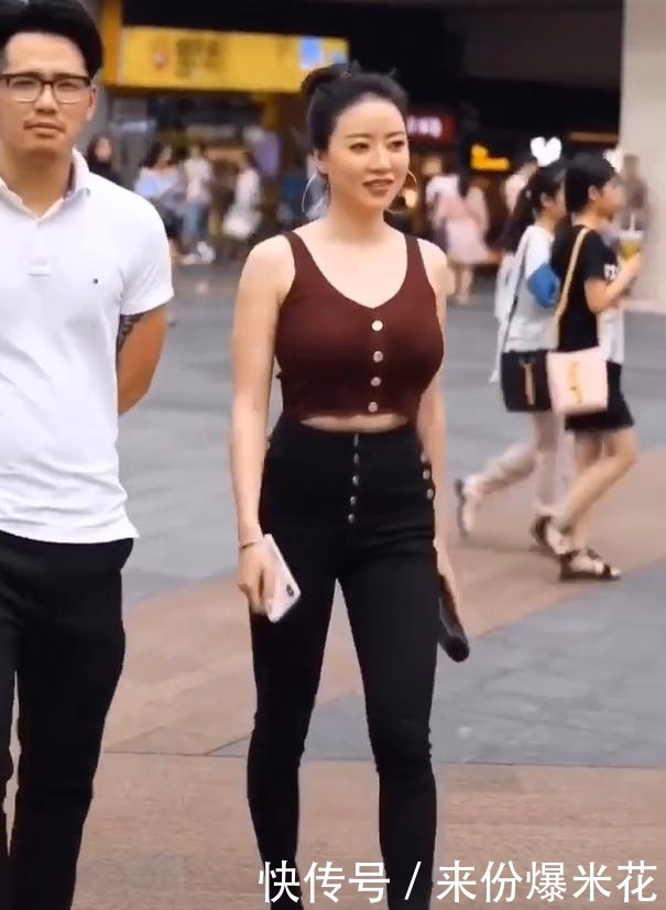 穿搭时尚的都市美女, 尽显轻熟女人的身形魅力